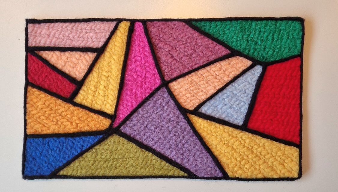 Glas in lood maar dan met wol.